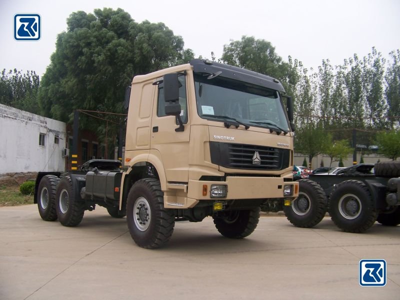 Vista lateral dianteira de um camião trator Sinotruck HOWO 6x6, com cabina e conjunto de rodas para serviço pesado em exposição