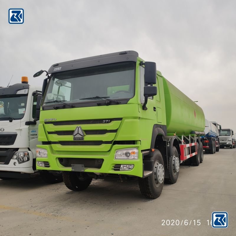 Caminhão-tanque HOWO 8X4 para venda