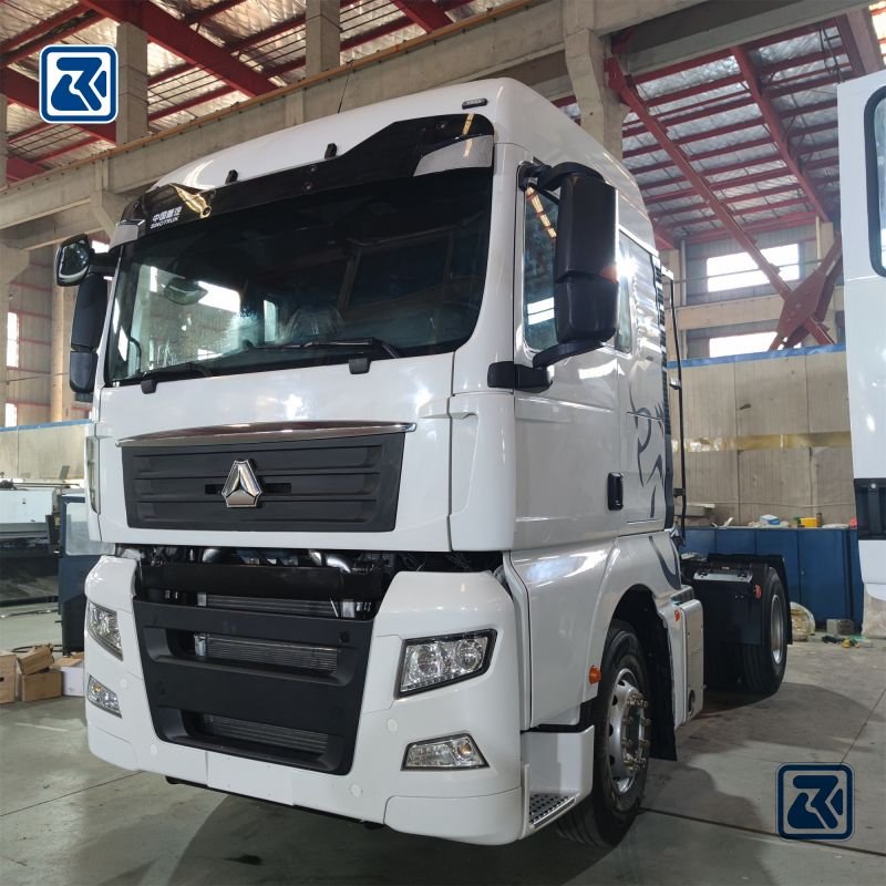 Vista frontal de um camião trator SITRAK 4X2 numa linha de montagem, com destaque para o design moderno da cabina
