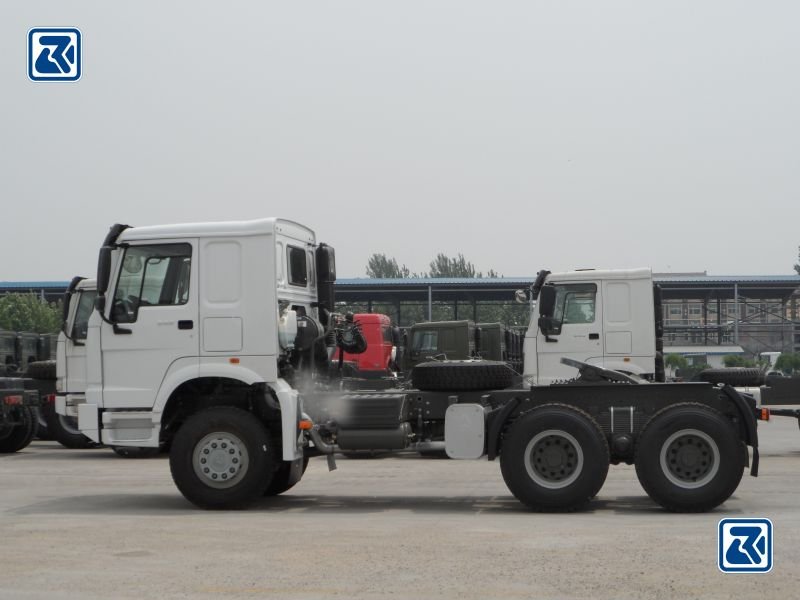 Trator branco Sinotruck HOWO, motor e configuração de eixo traseiro duplo