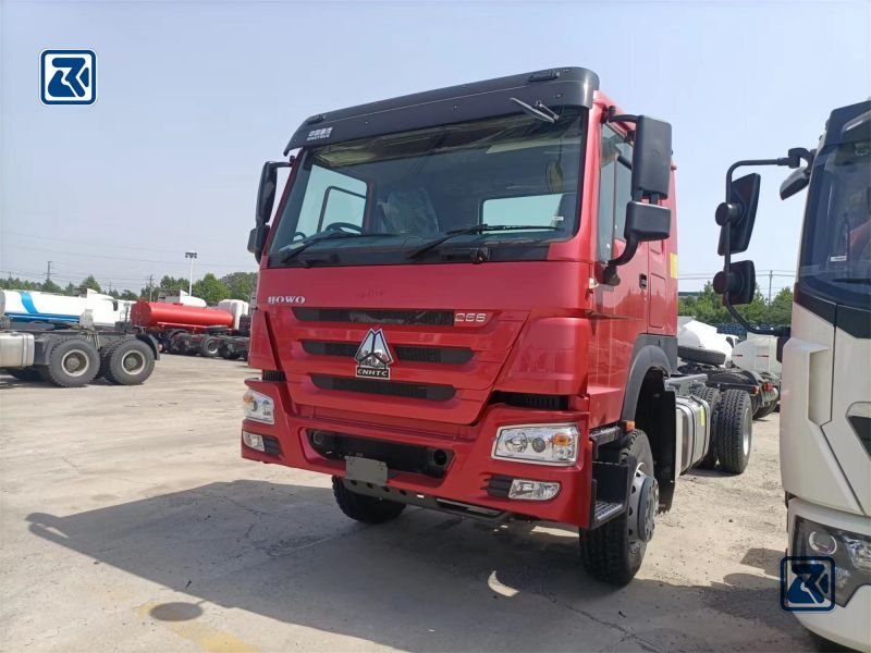 Caminhão HOWO 4x2 Cargo Heavy Duty vermelho vista frontal em ângulo com visibilidade clara da cabina e do chassis.
