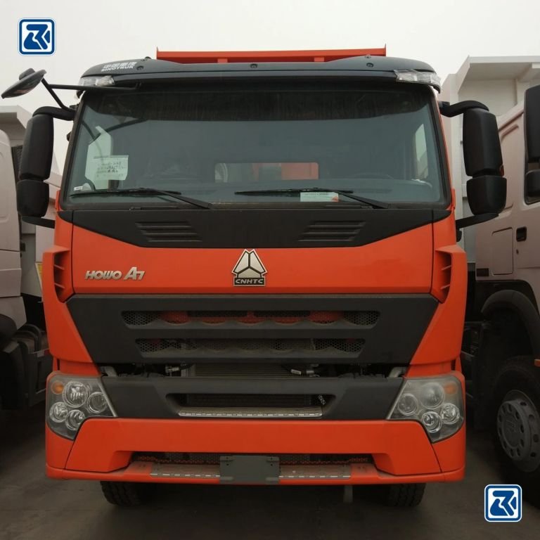 Vista frontal de um camião basculante HOWO A7 da HOWO Special Truck Ltd