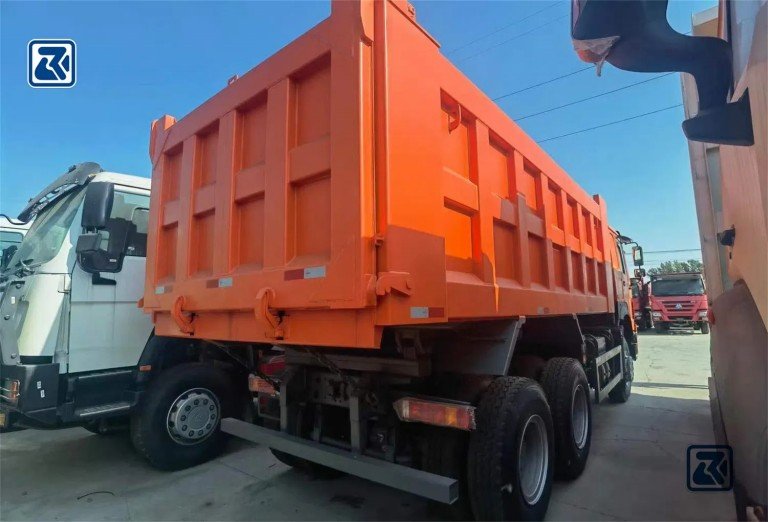 Caminhão basculante HOWO 6X4 para venda