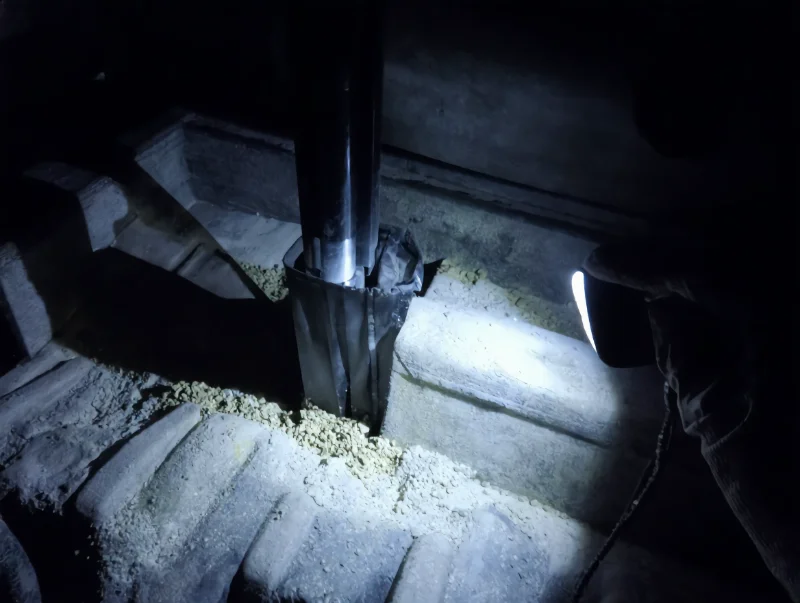 Interior da cabine basculante, onde a arena chega ao pivô da alavanca de câmbio, através de um porta-malas dividido