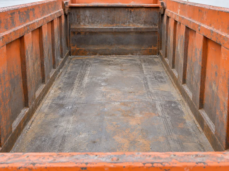 Interior da caçamba do caminhão basculante HOWO mostrando a largura interna e a altura lateral para o volume de carga